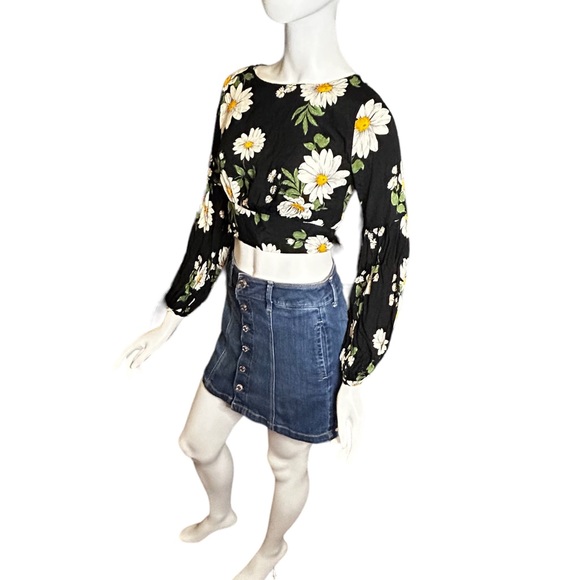 Forever 21 Black Daisy Print Crop Top Blouse Size Small - Picture 3 of 8